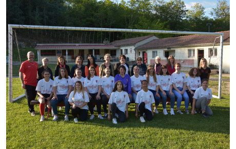 Un jeu de maillots 100% local : les commerçantes de Boulieu offrent un jeu de maillots à nos féminines !